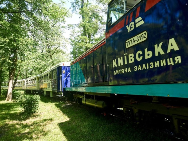 Цієї неділі подорож Київською дитячою залізницею буде зірковою – деталі