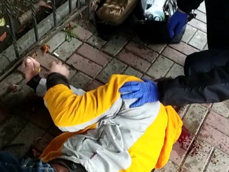 Сильна кровотеча: чоловіку стало зле, він впав та розбив голову об бруківку
