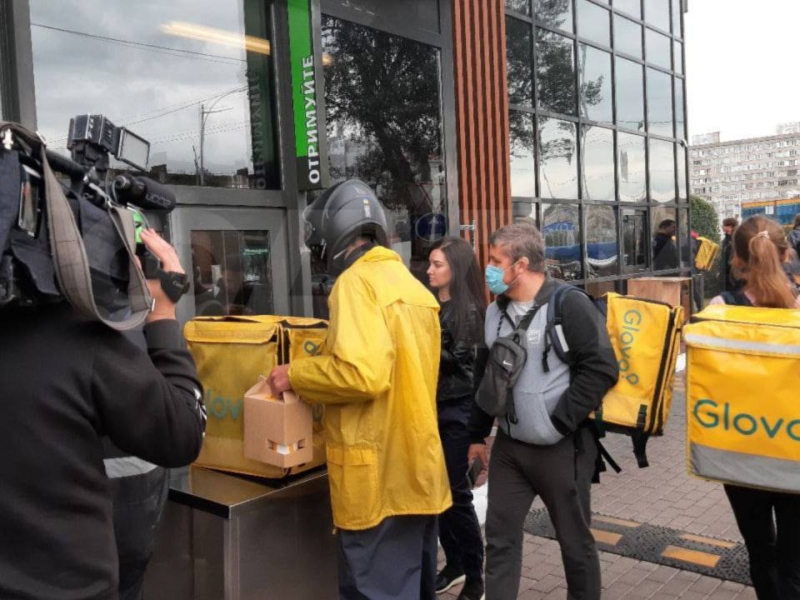 Кур’єри закінчилися за 20 хвилин, застосунок ліг: перший день відновлення роботи McDonald’s в Києві