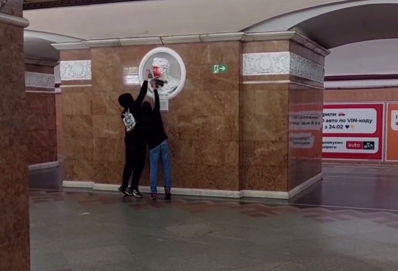 У Києві погруддя Пушкіна на станції метро знову стало червоним (ВІДЕО)