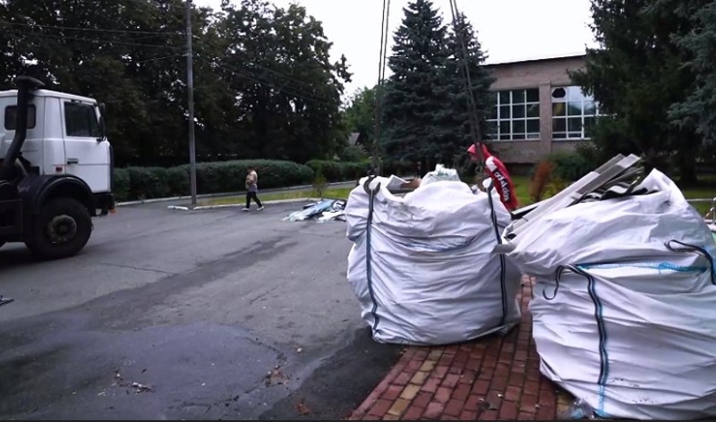 У громадах Київщини триває розбір завалів та вивезення будівельного сміття