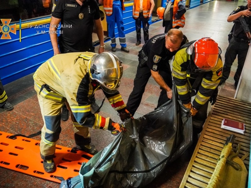Столичні рятувальники дістали тіло чоловіка, який потрапив під потяг метро