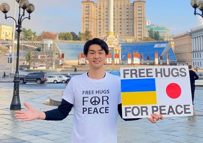 Японський блогер “привіз” до Києва безплатні обійми (ФОТО)