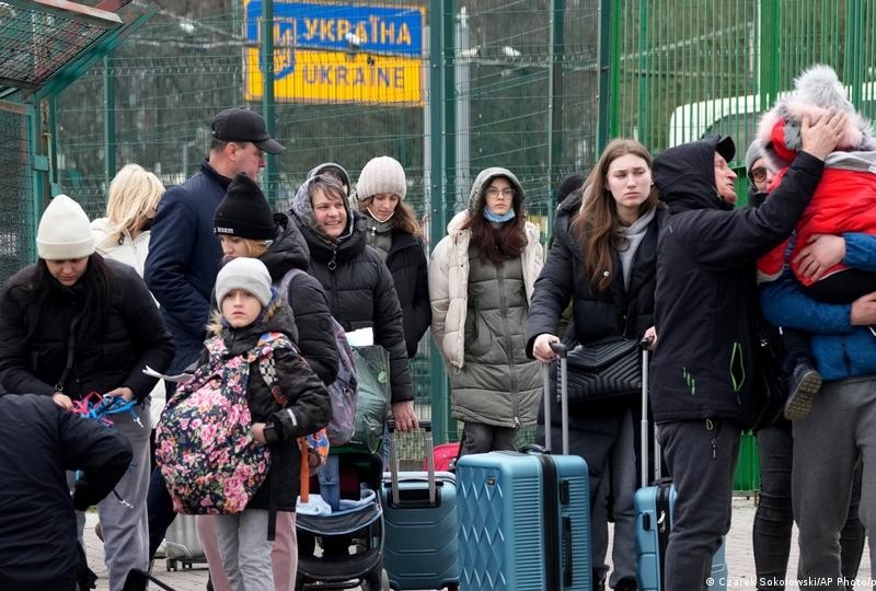 Українських біженців просять зачекати із поверненням з-за кордону