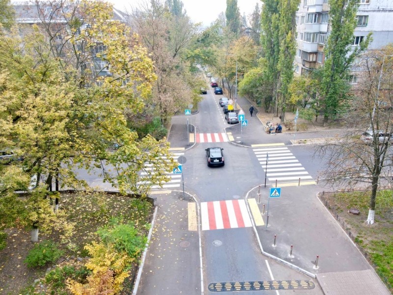 Акцент – на безпеку: як оновили Коломийський провулок у Голосієві (ФОТО)