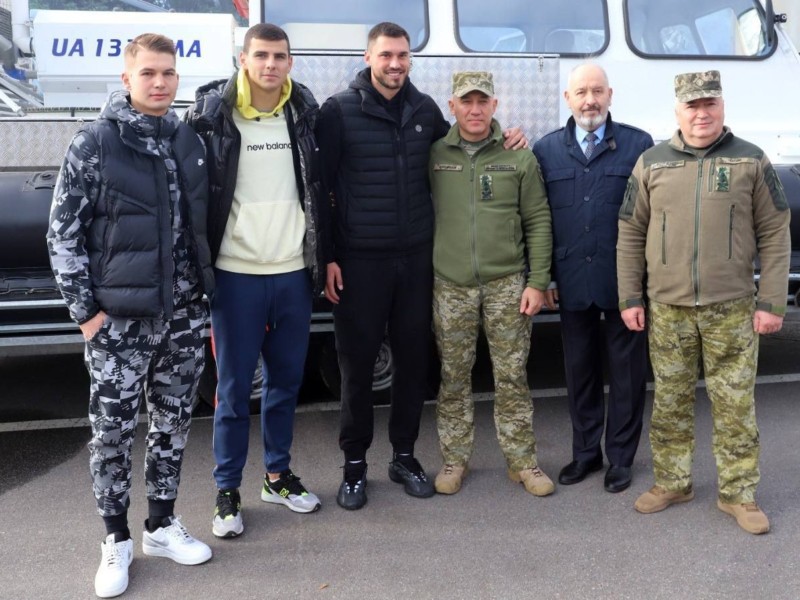 Футболісти “Динамо” передали прикордонникам презент до Дня захисників та захисниць України