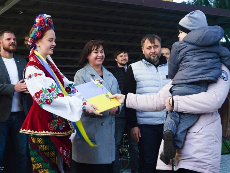 Родини переселенців отримали ключі від 19 соціальних квартир у Борисполі
