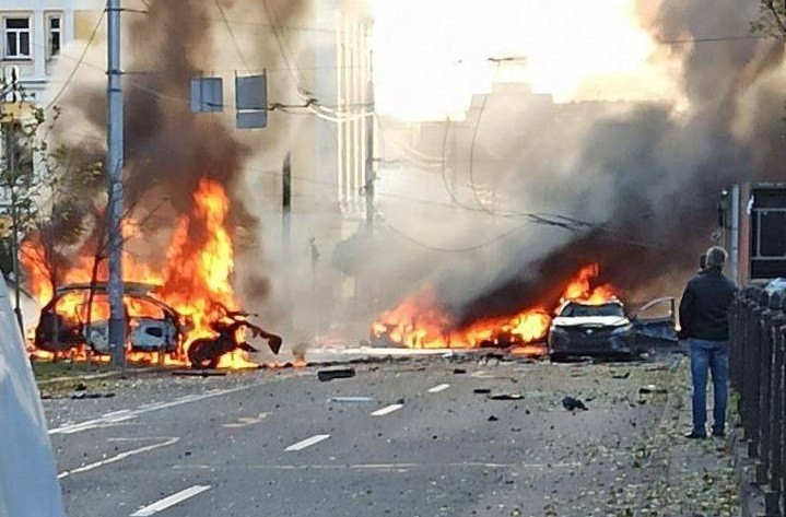 Внаслідок ракетного удару по Києву горять автівки, є травмовані і загиблі