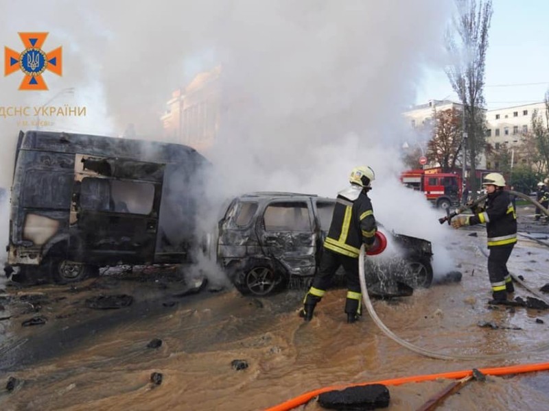 Рятувальники ліквідовують наслідки ракетних ударів по Києву – фото