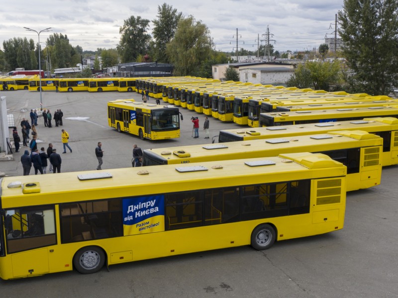 Київ відправляє в Дніпро автобуси і гумдопомогу – фото