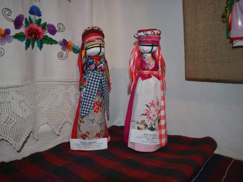 Відродження традицій: у музеї просто неба відкрилась виставка народної ляльки