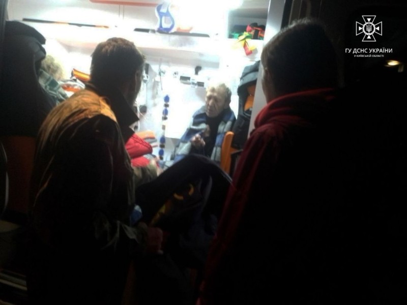На Київщині рятували чоловіка і жінку, які у сутінках опинились у водоймі