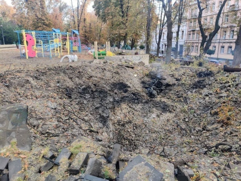 Ракети розбомбили дитячий майданчик у Києві і пошкодили музей Ханенків