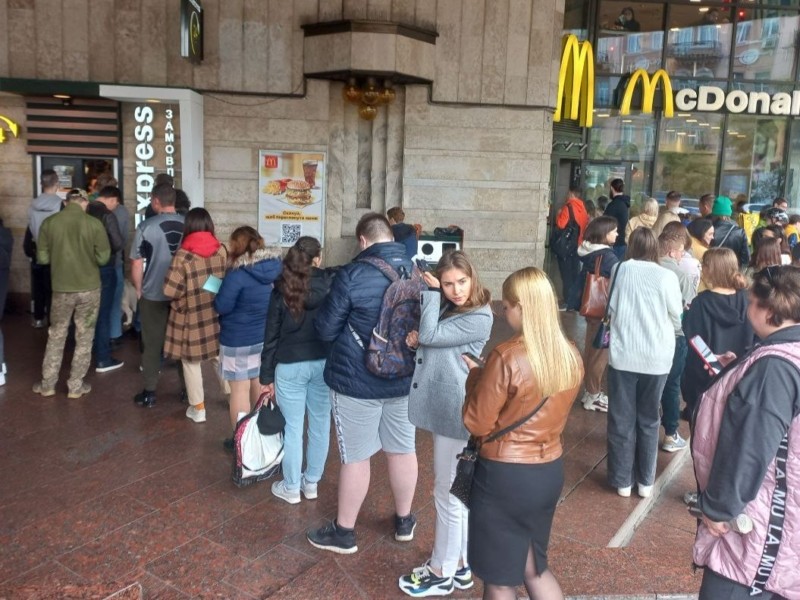 Кияни займають чергу до McDonald’s з 7 ранку (ФОТОФАКТ)