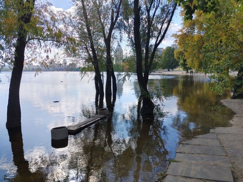 Лави та турніки у воді: Оболонську набережну та парк “Наталка” затопило (ФОТОФАКТ)