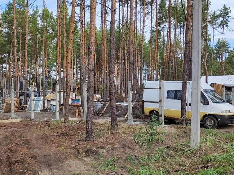 Під Києвом почали будівництво прямо у лісі, а туалет поставили на березі Київського водосховища