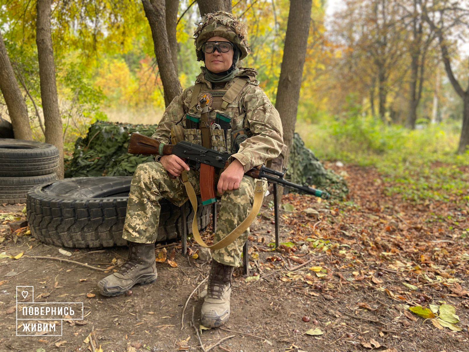 Киянка, яку сфотографували на кухні з карабіном, зараз воює на ...