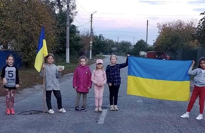 Нація непереможних: діти з Бучанської громади зібрали на блокпосту гроші для ЗСУ