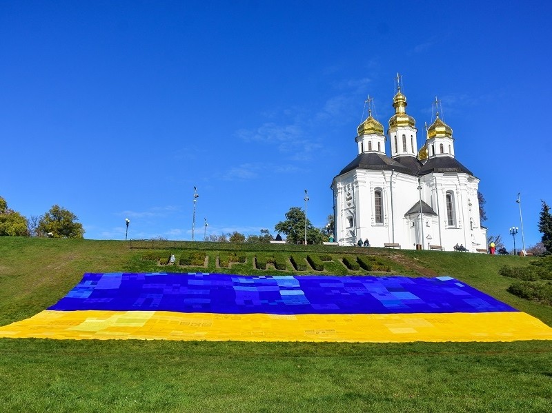350 майстринь та 700 км ниток: в’їзд до Чернігова прикрасив в’язаний український прапор-рекордсмен (ФОТО)