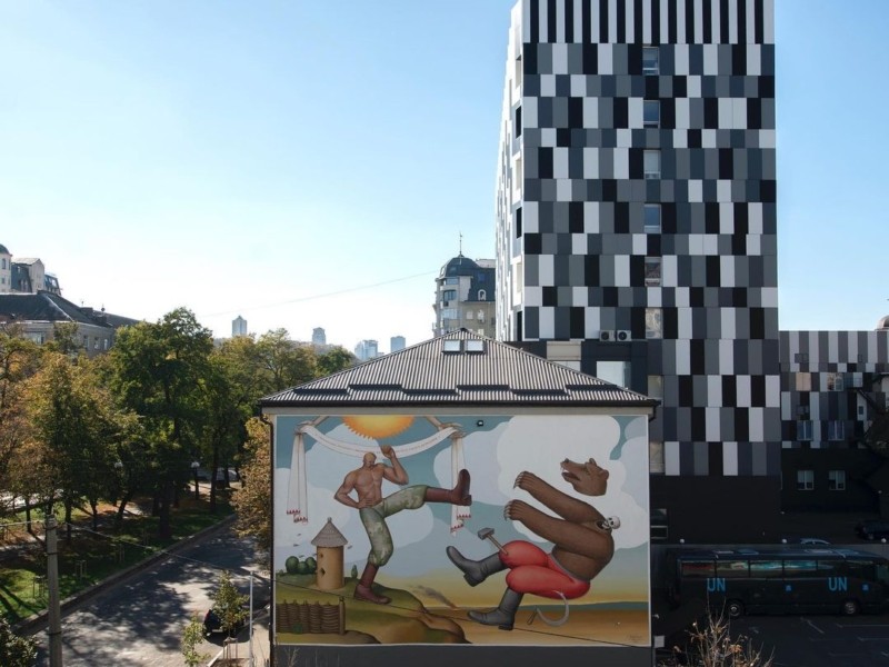 Смачний копняк ведмедеві від козака. Фасад будинку у Києві прикрасив мурал “Перемога”