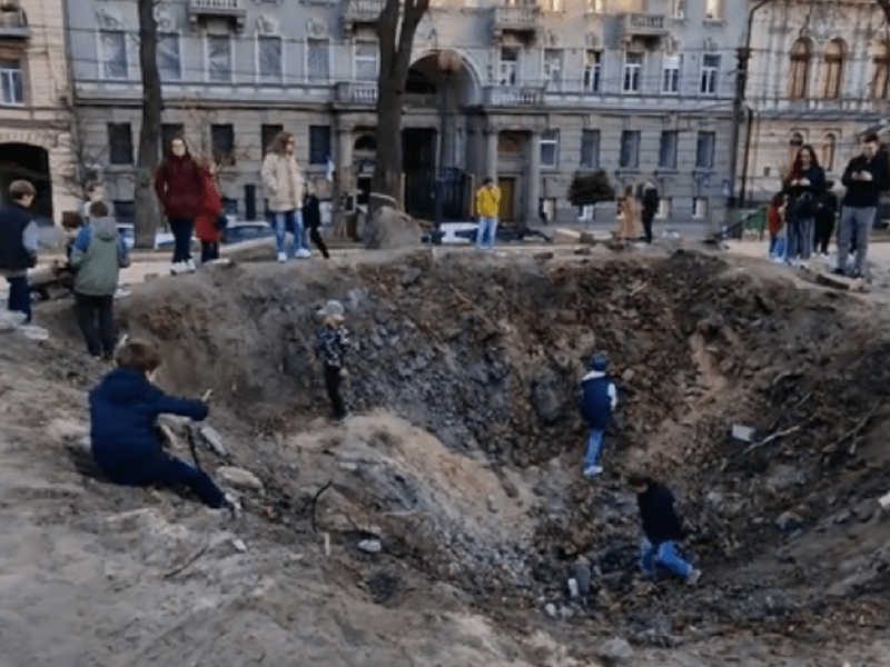 Хотіли налякати, а зробили атракціон: діти бавляться у вирві в центрі Києва (ВІДЕО)