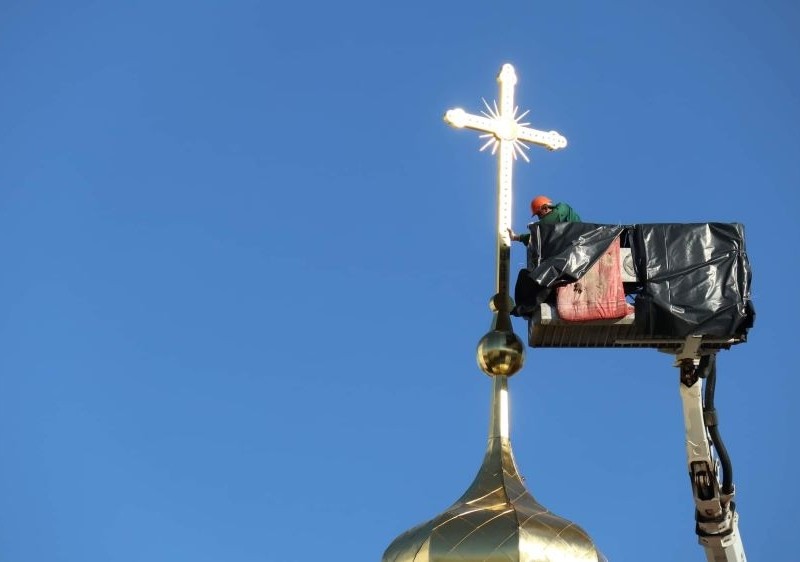 На купол Софії Київської встановили новий хрест, але не замість того, що впав напередодні війни