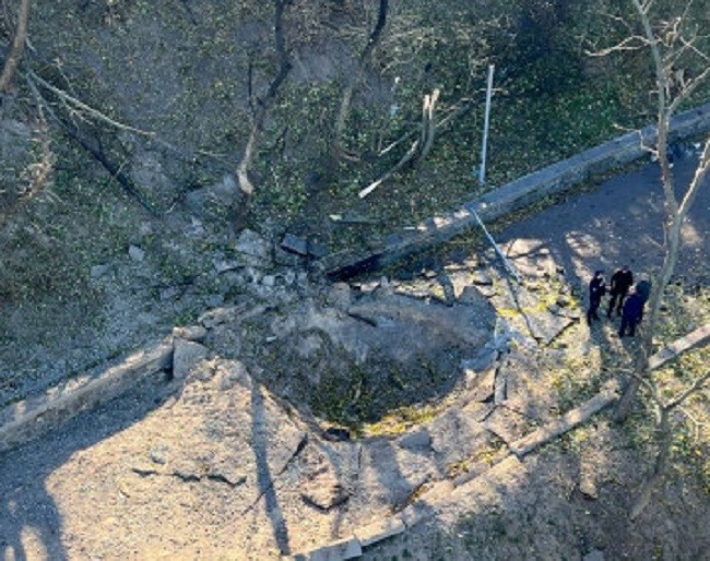 Кияни пропонують залишити кратер після ракетного удару біля скляного мосту