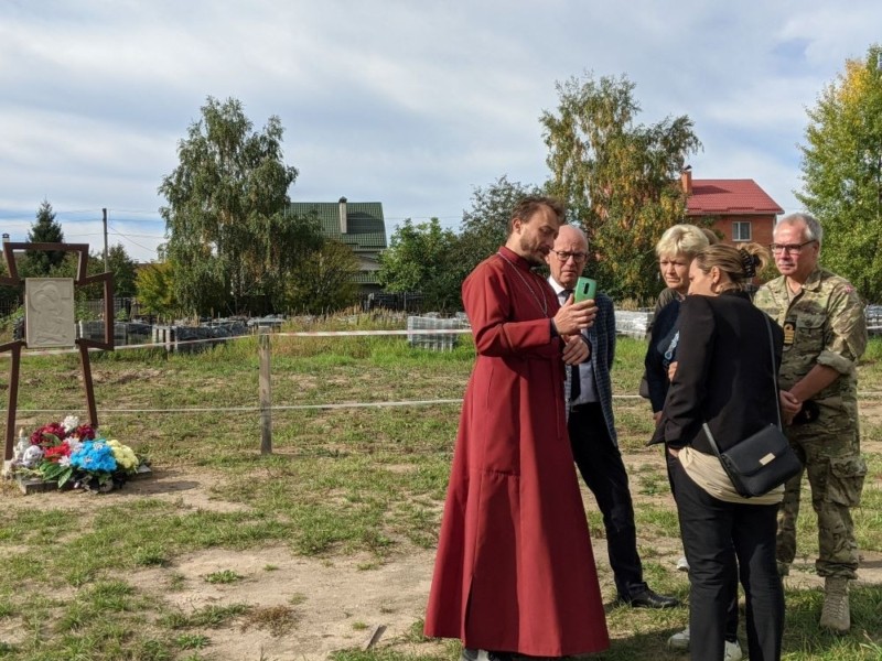Знайомство з війною: міністр закордонних справ Данії та депутат побували у Бучі