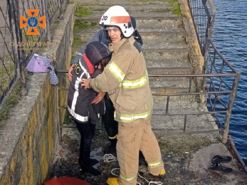 Тонула у Дніпрі: На Київщині рятувальники витягнули з води дівчину