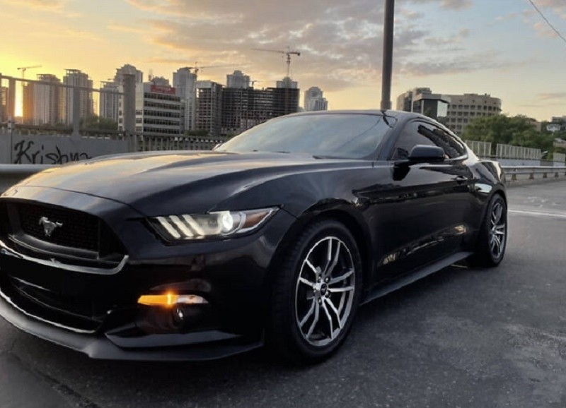 У Києві помітили патріотичний Ford Mustang з посланням окупантам