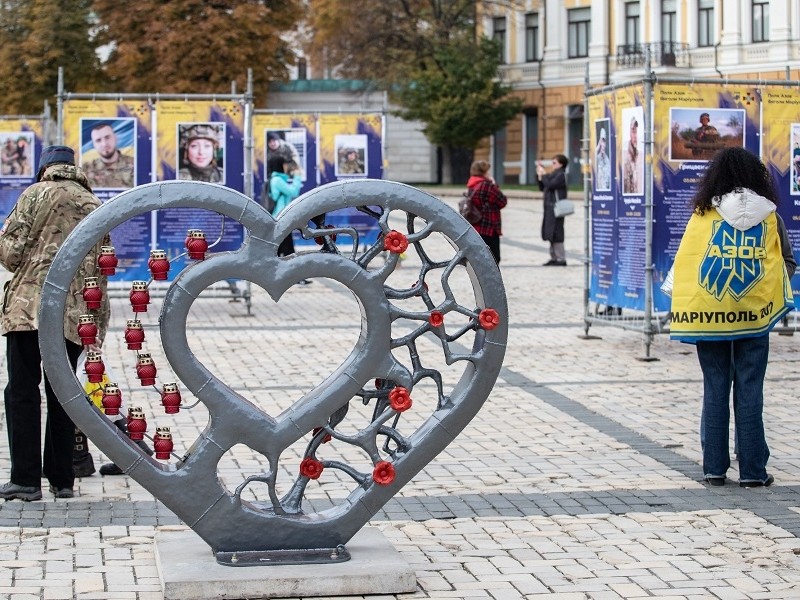 На Софійській площі відкрили виставку «Полк Азов – янголи Маріуполя» (ФОТО)