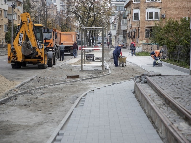 Нові тротуари та велодоріжки: як оновлюють вулицю Спаську на Подолі (ВІДЕО)