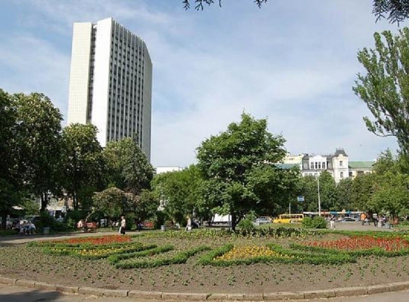 У Києві на Львівській площі відкрився заклад “Варцаб”