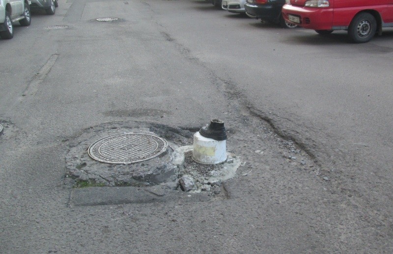 Владу Києва закликали перевірити каналізаційні люки на дорогах