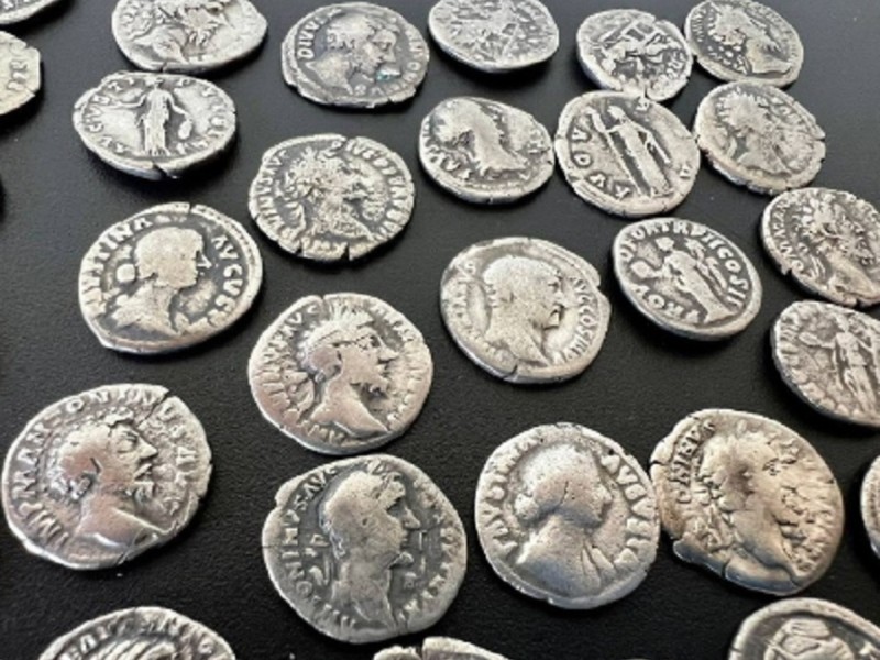 У відправленні до США київські митники виявили 210 старовинних монет