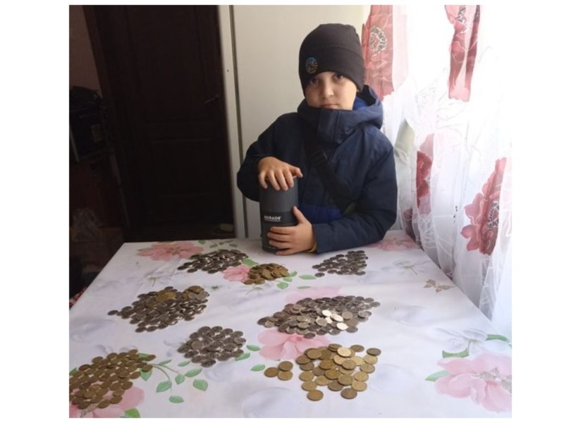Фото дня: 8-річний син загиблого Героя віддав на автівку гроші зі скарбнички