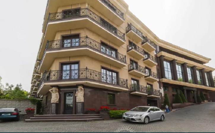 Мармур, багато позолоти: як виглядає однокімнатна квартира в Києві за $1 млн