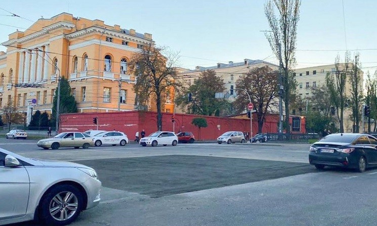 Воронки немає: на місці потрапляння ракети в центрі Києва вже новий асфальт