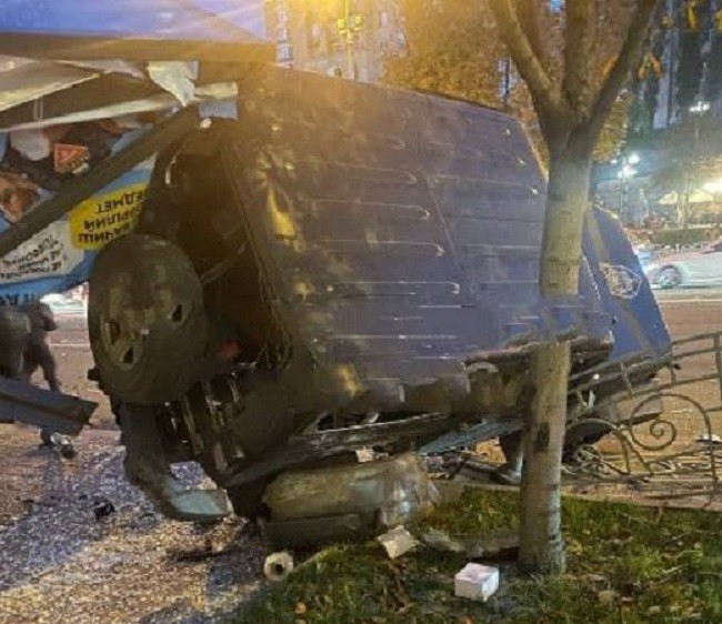 Jeep на боці, Audi без передка: масштабна аварія сталася на Хрещатику