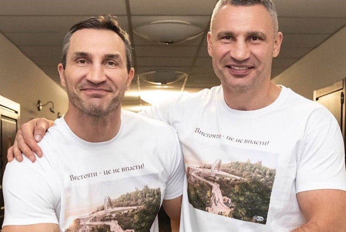 Вистояти – це не впасти: Кличко похизувався новою футболкою зі скляним мостом, що витримав ракетний удар