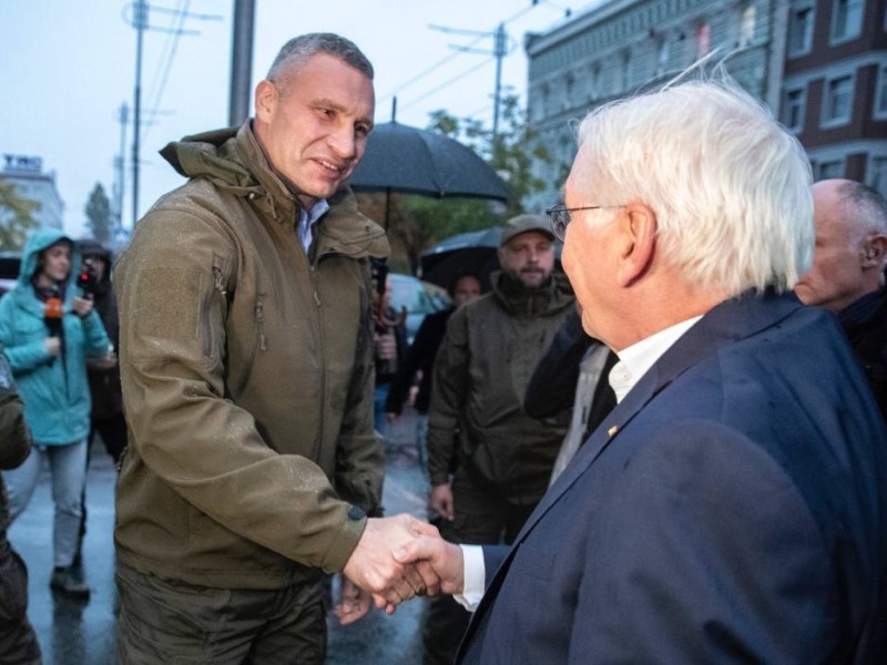 Мер Києва показав президенту Німеччини обстріляні будинки міста