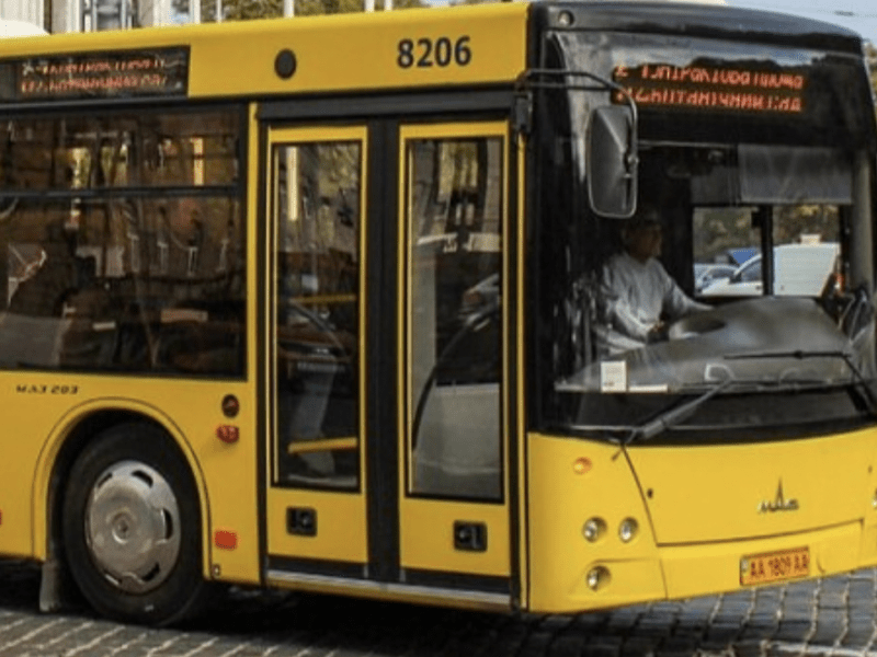Біля зруйнованого будинку у Києві відновили рух автобусів
