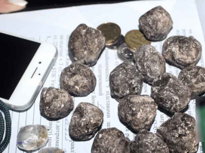 У Києві чоловік збував наркотики, замасковані під каміння