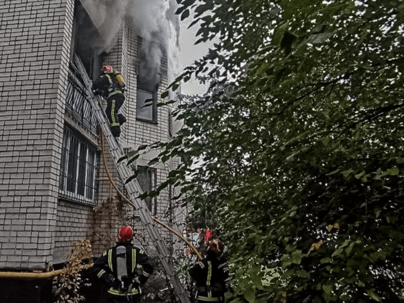 Під час пожежі на Подолі евакуювали 7 жителів багатоповерхівки