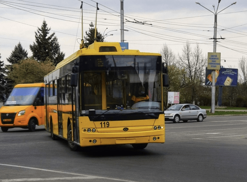 Деякі тролейбуси змінять графік курсування у ніч проти 27 жовтня: причини