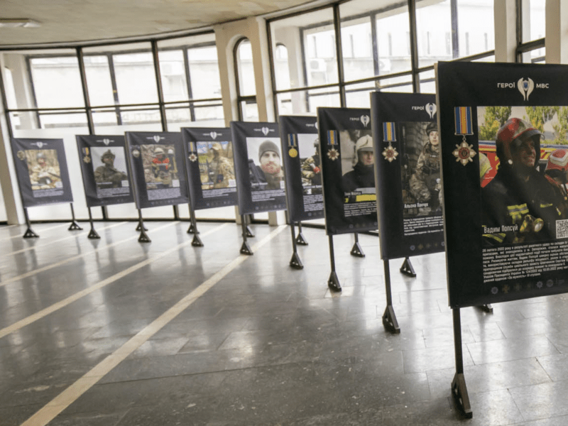 Виставка у метро: пасажирам показали незламних героїв МВС, які рятують Батьківщину