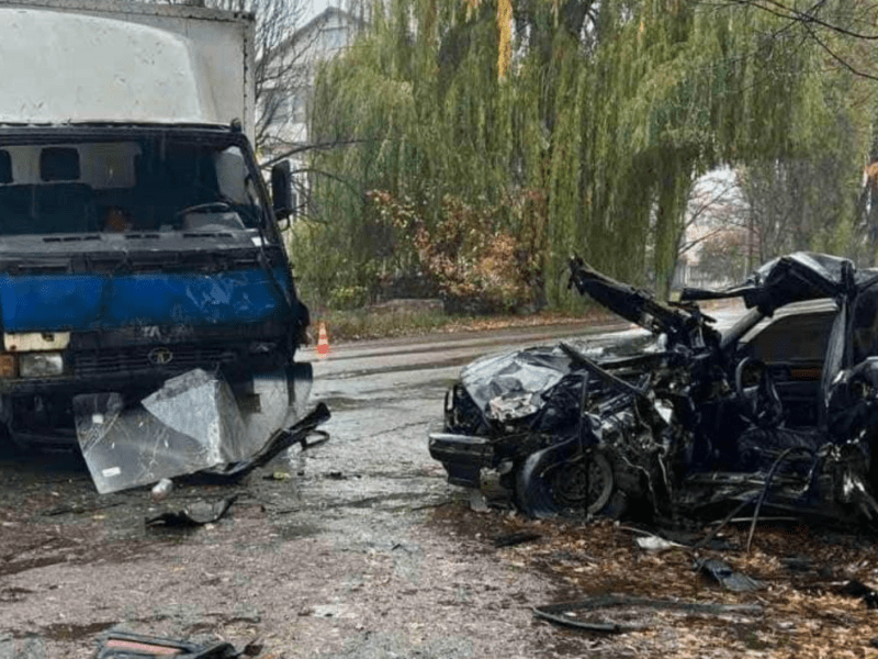 Аварія на Київщині: вантажівка розчавила BMW (ФОТО)