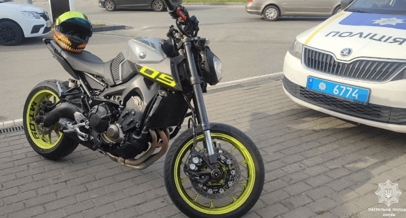 “Гнав по Столичці”: у Києві затримали лихача на вкраденому мотоциклі