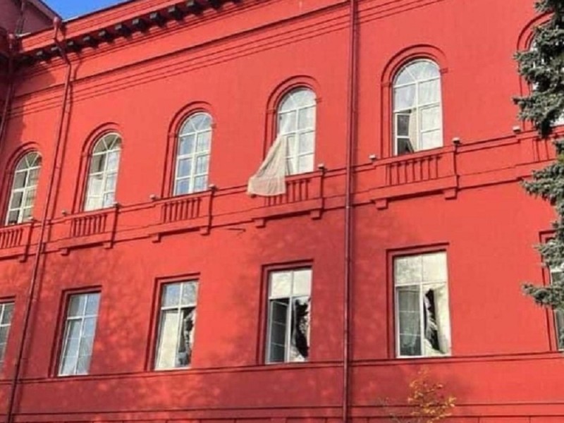 Пошкоджені під час обстрілів вікна будівлі університету Шевченка відновлять коштом держави