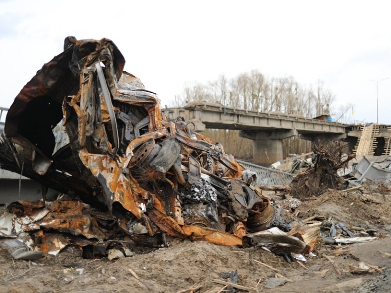 215 млн грн на відбудову. Київ допоможе відновлюватись громадам, які врятували столицю, і Херсону